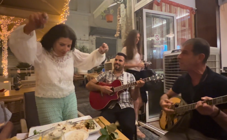 Στιγμές ξεγνοιασιάς για τη Ζωζώ Σαπουντζάκη: Δείτε τη να χορεύει σε εστιατόριο της Αθήνας