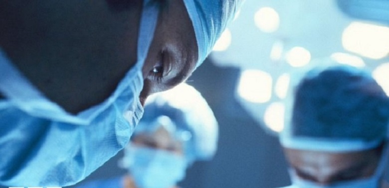 «Σκούπιζε το μέτωπό του στο στήθος μου» &#8211; Το «κοινό μυστικό» των ασκούμενων γυναικών χειρουργών στα νοσοκομεία της Αγγλίας