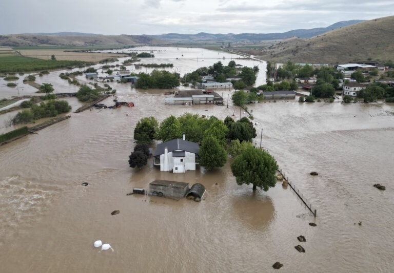 Κακοκαιρία Daniel-Λάρισα: Συνεχίζονται οι προσπάθειες αντιμετώπισης της πλημμύρας από την υπερχείλιση του Πηνειού