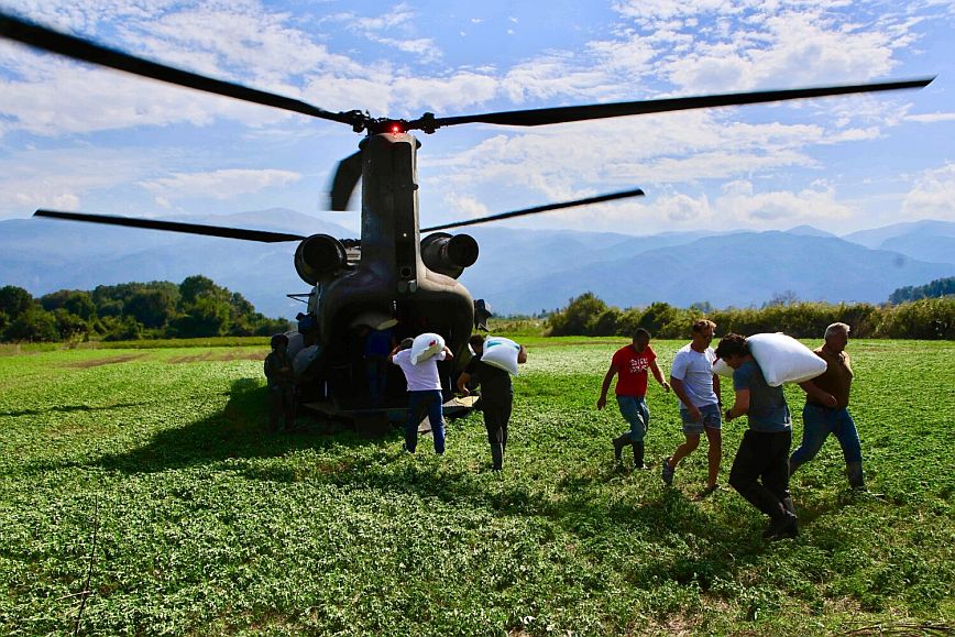 Λάρισα: Με ελικόπτερο Σινούκ η μεταφορά τροφίμων και ζωοτροφών σε αποκλεισμένους κτηνοτρόφους στον Παλαιόπυργο