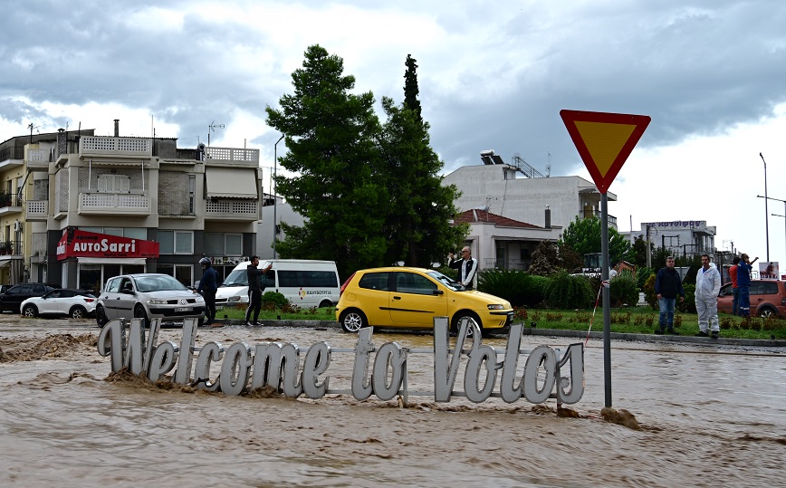 Ακόμη ένα αδιανόητο περιστατικό στο Βόλο: Μετά το «εμπόριο νερών», λεηλατούν και τα πλημμυρισμένα αυτοκίνητα
