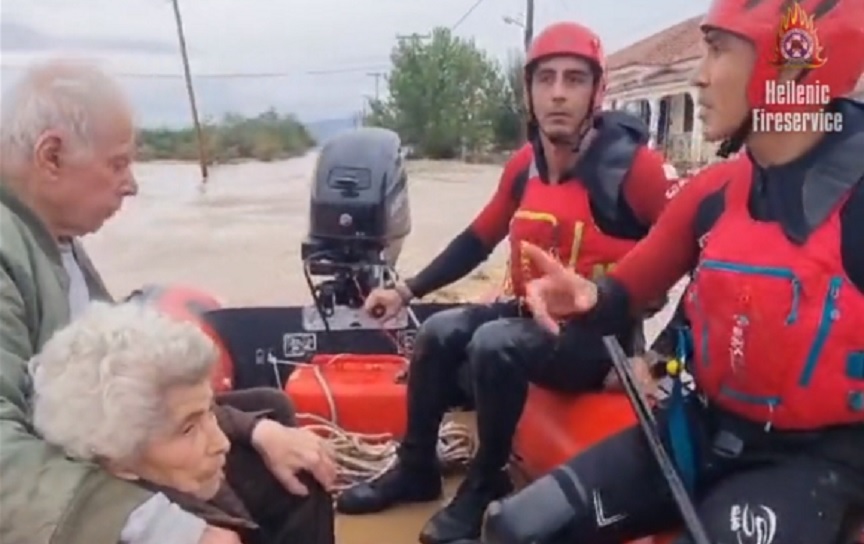 Συγκλονίζει το βίντεο διάσωσης ηλικιωμένων από την Αστρίτσα Καρδίτσας με βάρκα της ΕΜΑΚ