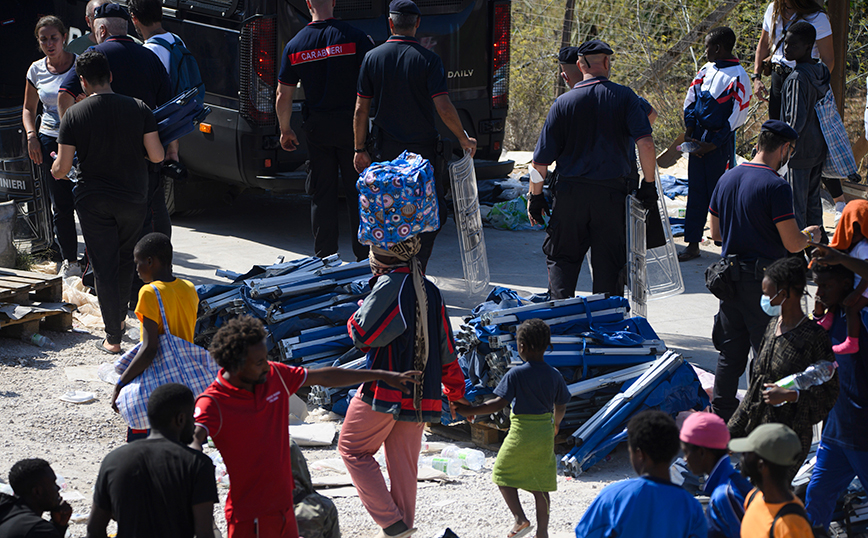 Στους 3.800 οι μετανάστες στη Λαμπεντούζα &#8211; Συνεχίζεται η μεταφορά τους με πλοία, σε περιφέρειες της Ιταλίας