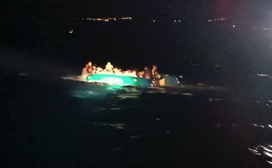 Βίντεο με το Λιμενικό να διασώζει 46 μετανάστες σε φουσκωτή βάρκα ανοιχτά της Λέσβου
