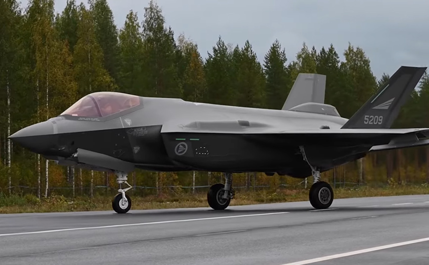 Δύο μαχητικά αεροσκάφη F-35A της Βασιλικής Πολεμικής Αεροπορίας της Νορβηγίας προσγειώθηκαν σε αυτοκινητόδρομο