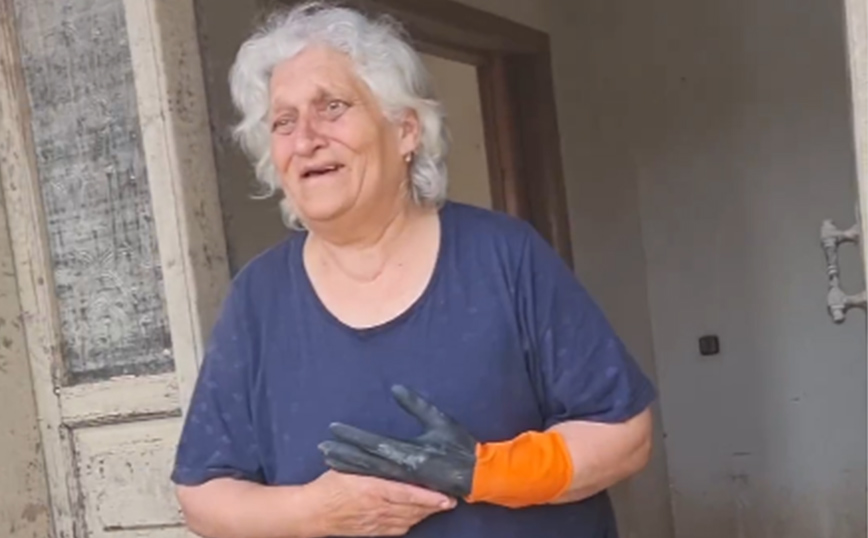 Η συνταρακτική ιστορία της γιαγιάς που μεγαλώνει το εγγονάκι της στο πλημμυρισμένο τους σπίτι στη Θεσσαλία