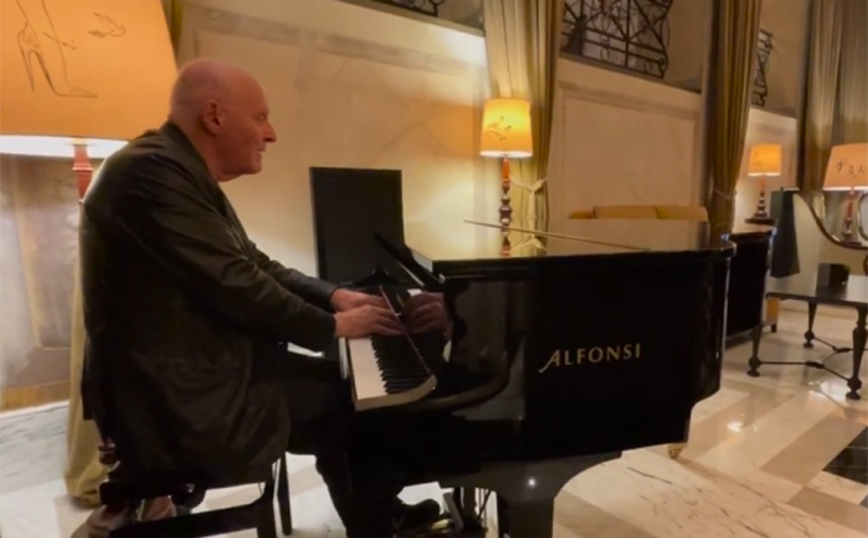 Ο Άντονι Χόπκινς παίζει πιάνο σε λόμπι ξενοδοχείου &#8211; Αποθέωση για τον ηθοποιό