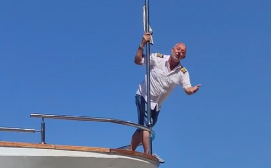 Ο χαρούμενος καπετάνιος της Λευκάδας &#8211; Καλωσορίζει τους ταξιδιώτες του με Βασίλη Καρρά