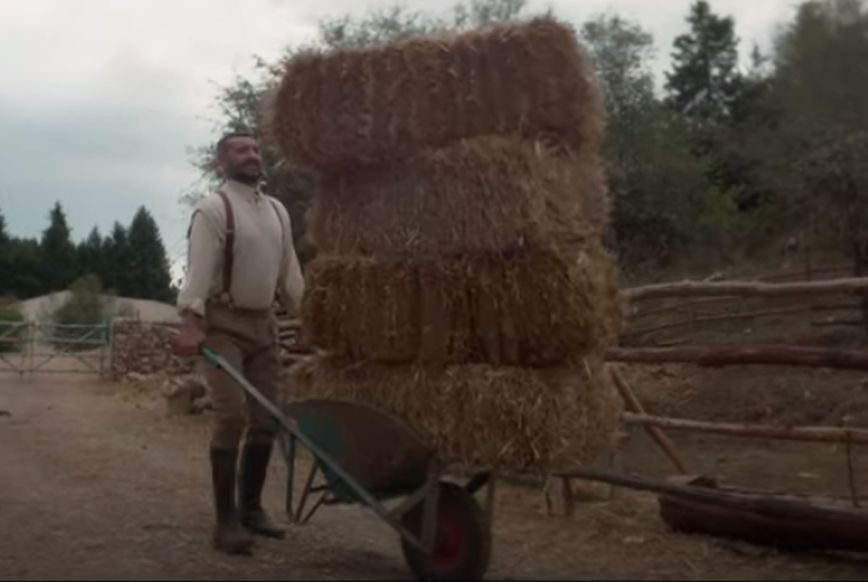 Ο… αγρότης Λεωνίδας Κουτσόπουλος στο νέο, απολαυστικό τρέιλερ για τη «Φάρμα»