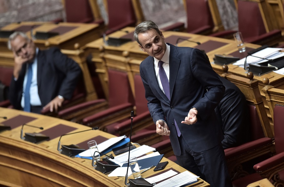 Τα δύο αγκάθια που θα έρθουν στη Βουλή, πώς θα τα ξεπεράσει η κυβέρνηση, η βοήθεια του ΣΥΡΙΖΑ και οι γκρίνιες στο ΠΑΣΟΚ