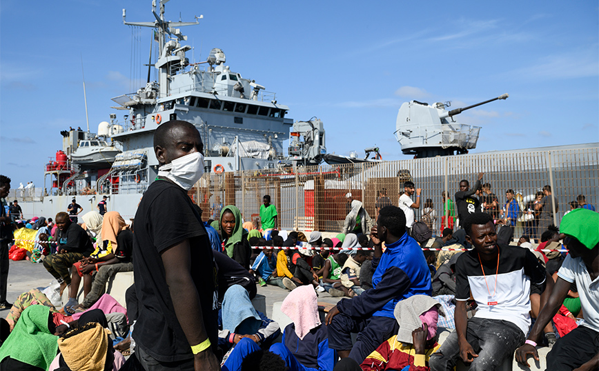 Μέσα σε ένα εικοσιτετράωρο έφτασαν στην Λαμπεντούζα πάνω από 1.200 μετανάστες και πρόσφυγες