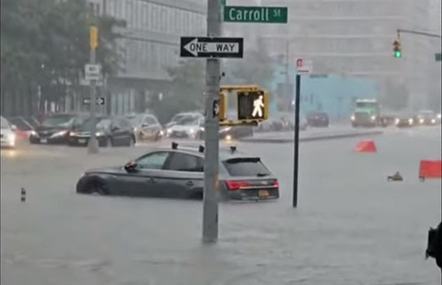 Κυβερνήτρια Νέας Υόρκης: Οι καταρρακτώδεις βροχές, είναι η «νέα κανονικότητα» λόγω της κλιματικής αλλαγής