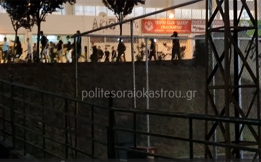Συμπλοκή ανηλίκων στη Θεσσαλονίκη: Βίντεο &#8211; ντοκουμέντο από τη στιγμή που οι δύο παρέες  «πιάνονται στα χέρια»