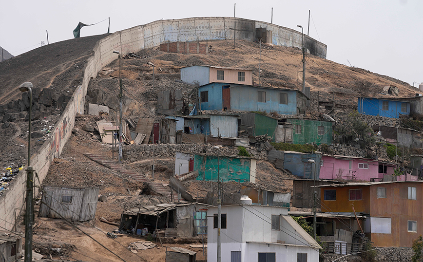 Κατεδαφίζεται το «τείχος της ντροπής» που χωρίζει φτωχογειτονιές από μια πλούσια συνοικία στη Λίμα του Περού