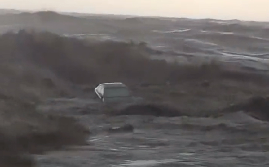 Δραματικές εικόνες από τον Άγιο Ιωάννη Πηλίου &#8211; Συγκλονιστικό βίντεο με αυτοκίνητο που χάνεται στα κύματα