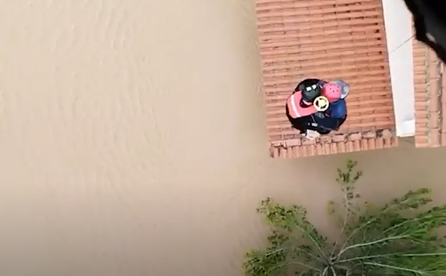 Βίντεο από δραματική διάσωση παιδιού και άλλων κατοίκων με super puma στην Αγία Τριάδα Καρδίτσας