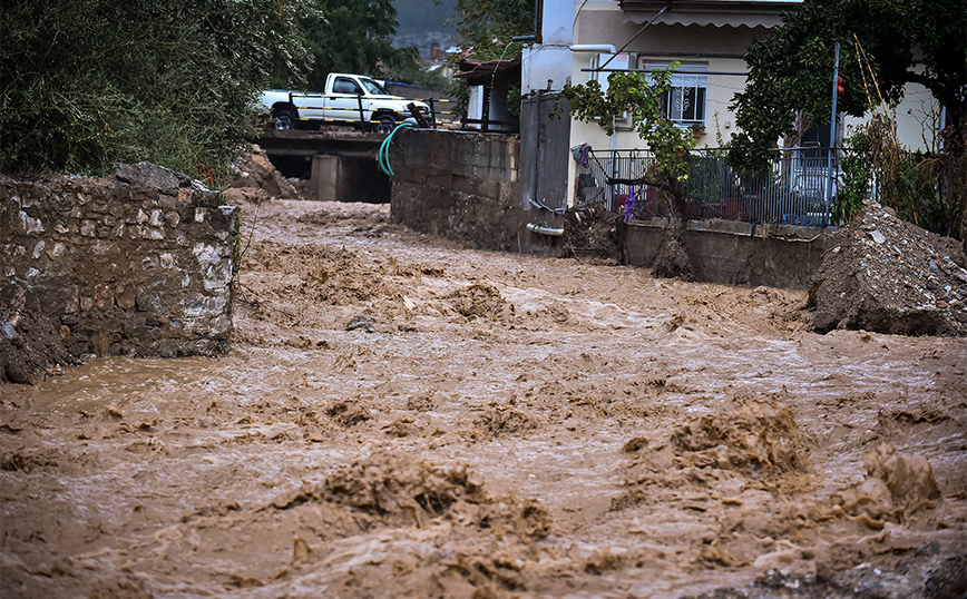 Εικόνες καταστροφής στον Βόλο, δρόμοι ποτάμια, πολίτες παγιδευμένοι &#8211; Νέο 112 για την απαγόρευση κυκλοφορίας