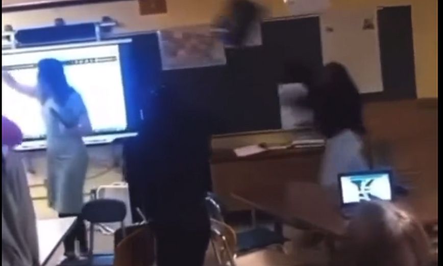 Δείτε σοκαριστικό βίντεο με 15χρονη μαθήτρια λυκείου στις ΗΠΑ να εκσφενδονίζει καρέκλα στο κεφάλι της καθηγήτριάς της