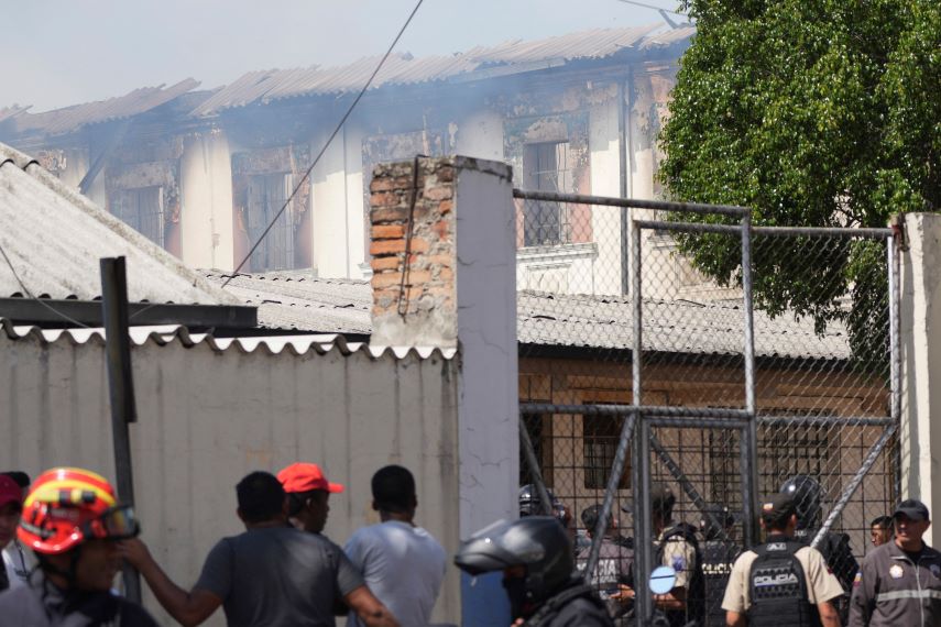 Η μεγαλύτερη φυλακή της Παραγουάης στις φλόγες &#8211; Έβαλαν φωτιά και κρατούν ομήρους
