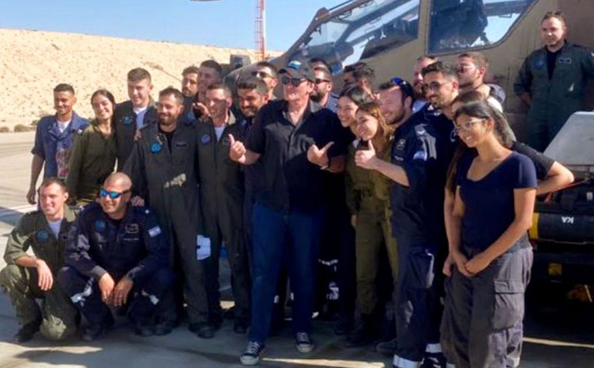 Πόλεμος στο Ισραήλ: Ο Κουέντιν Ταραντίνο επισκέφθηκε στρατιώτες σε βάση του Τελ Αβίβ για να τους δώσει κουράγιο
