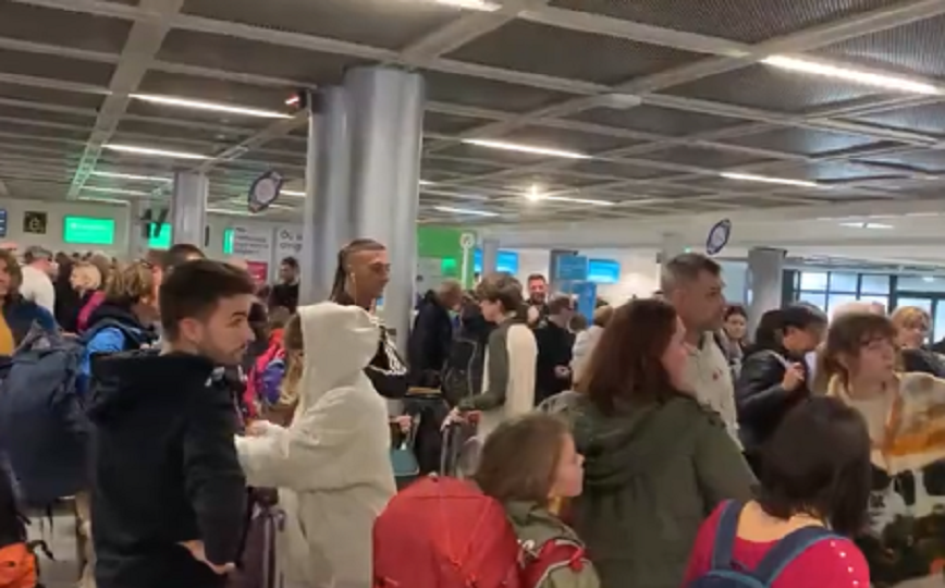 Ανοίγουν σταδιακά τα αεροδρόμια που εκκενώθηκαν στη Γαλλία μετά από απειλές για βόμβα