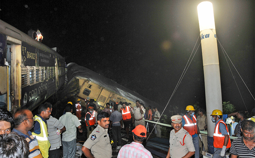 Στους 13 αυξήθηκαν οι νεκροί από το σιδηροδρομικό δυστύχημα στην Ινδία