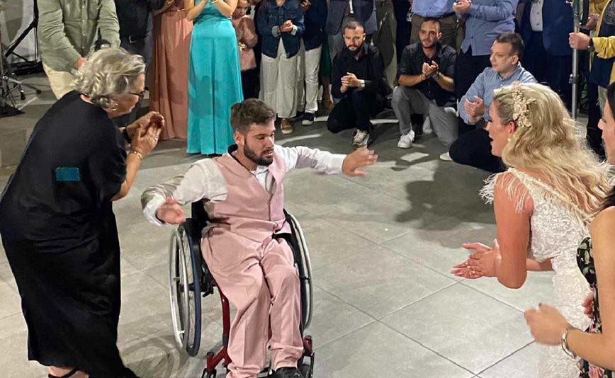 Λαρισαίος σε αναπηρικό αμαξίδιο έκανε μαθήματα χορού και χόρεψε ζεϊμπέκικο στον γάμο της αδερφής του