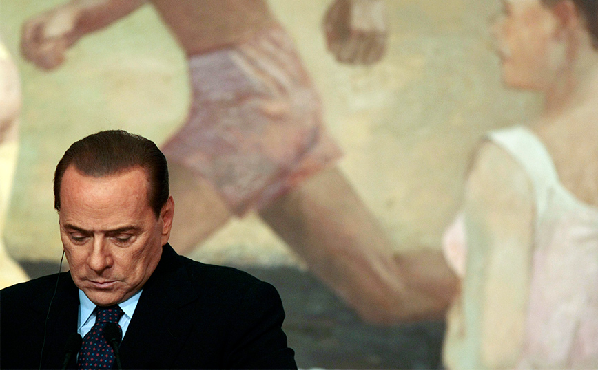 Η «άχρηστη» συλλογή του Μπερλουσκόνι με πίνακες γυμνών γυναικών από τηλεπωλήσεις προκαλεί πονοκέφαλο στους κληρονόμους