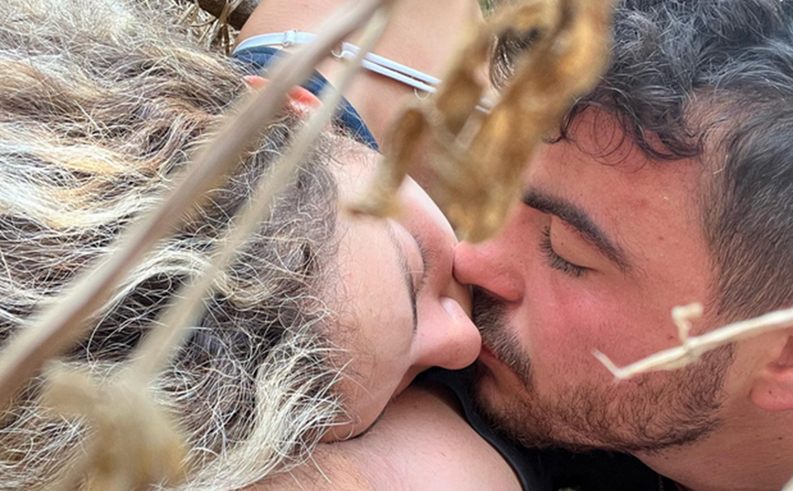 Το φιλί της Amit και του Nir από το φεστιβάλ στο Ισραήλ: «Αυτό που ζήσαμε είναι αδύνατο να το χωνέψουμε»