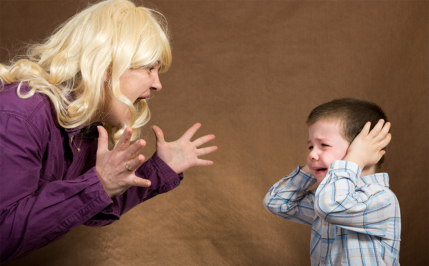 Το να φωνάζεις στα παιδιά μπορεί να είναι εξίσου επιβλαβές με τη σεξουαλική ή σωματική κακοποίηση, σύμφωνα με έρευνα