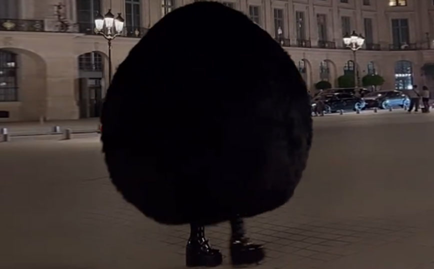 Το μοντέλο με γιγαντιαία γούνινη στολή που… έκλεψε την παράσταση στην εβδομάδα μόδας στο Παρίσι
