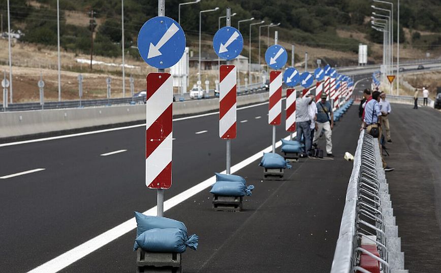 Φορτηγό τυλίχθηκε στις φλόγες στην Ιονία Οδό στο ύψος των Αγ. Αναργύρων Άρτας &#8211; Κλειστός ο δρόμος και στα δύο ρεύματα