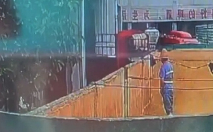 Εργαζόμενος σε μεγάλη ζυθοποιία της Κίνας «πιάστηκε» να… ουρεί σε πρώτες ύλες για την παρασκευή μπίρας