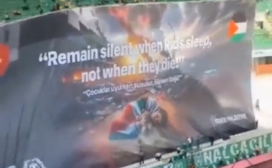 Οι οπαδοί της Κόνιασπορ σήκωσαν πανό υπέρ της Παλαιστίνης: Κάνουμε ησυχία όταν τα παιδιά κοιμούνται, όχι όταν πεθαίνουν
