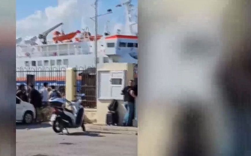 Μετανάστες και πρόσφυγες εμποδίζουν τον απόπλου πλοίου από τη Ρόδο και ζητούν να μεταφερθούν από το νησί