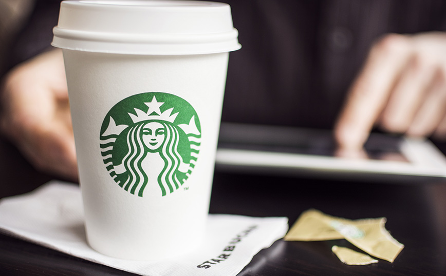 Η Starbucks πάει στα δικαστήρια το εργατικό της σωματείο για «αλληλεγγύη στην Παλαιστίνη»