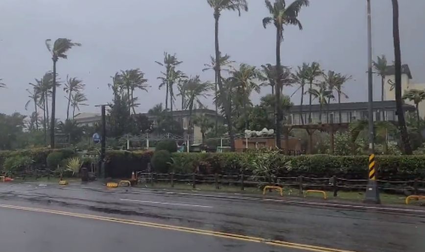 Άνεμοι ισχύος ρεκόρ στην Ταϊβάν από τον τυφώνα Κόινου – Έφτασαν τα 342,7 χιλιόμετρα ανά ώρα