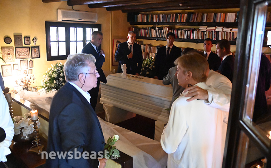 «Αποχαιρετιστήρια γιορτή» στα λευκά για τη Μαίρη Χρονοπούλου – Στο αποτεφρωτήριο της Ριτσώνας η σορός της