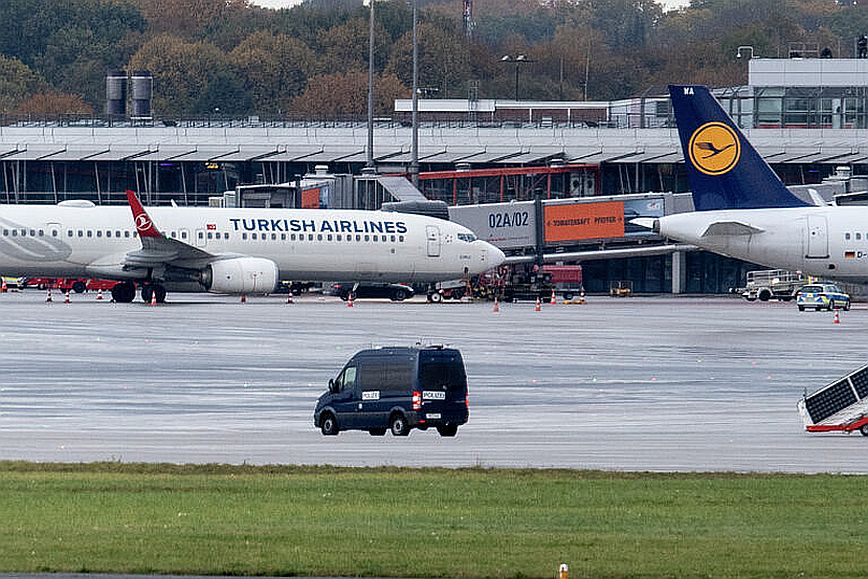 Τέλος το θρίλερ στο αεροδρόμιο του Αμβούργου &#8211; Παραδόθηκε ο 35χρονος που κρατούσε όμηρο την κόρη του