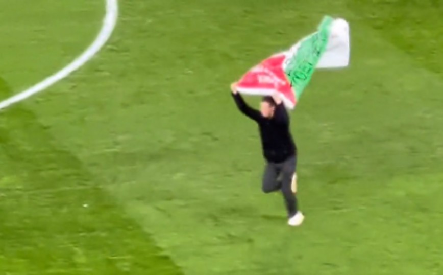 Champions League: Εισβολή οπαδού στο Κοπεγχάγη &#8211; Μάντσεστερ Γιουν. με σημαία της Παλαιστίνης