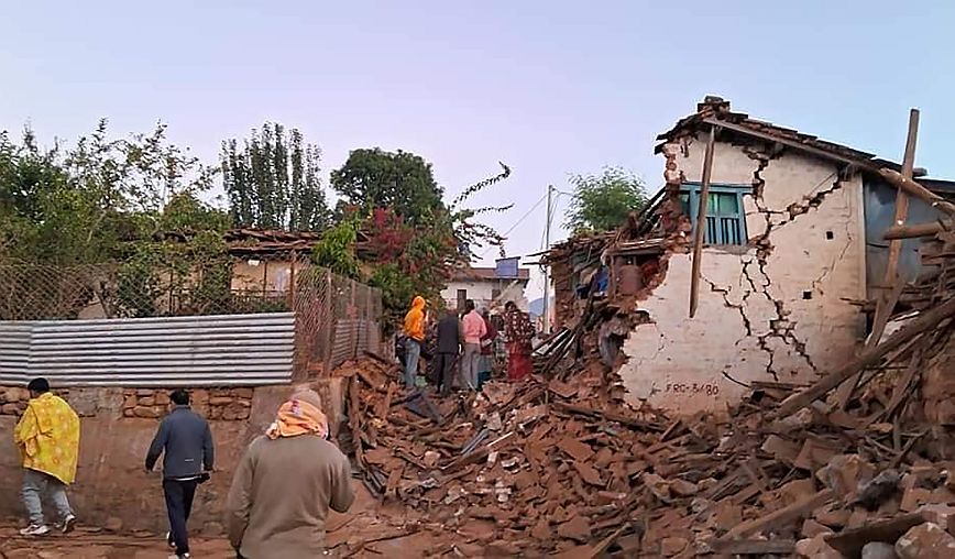Στους 128 οι νεκροί από τον σεισμό στο Νεπάλ – Φόβοι για αύξηση του τραγικού απολογισμού