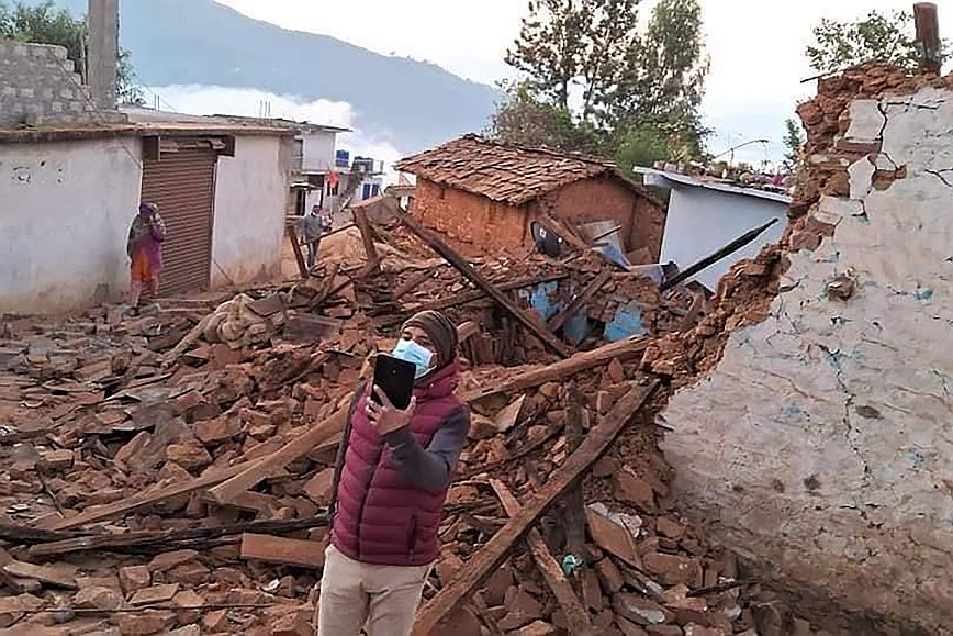 Ξεπέρασαν τους 143 οι νεκροί από τον σεισμό στο Νεπάλ &#8211; Κατέρρευσαν αρκετά κτίρια