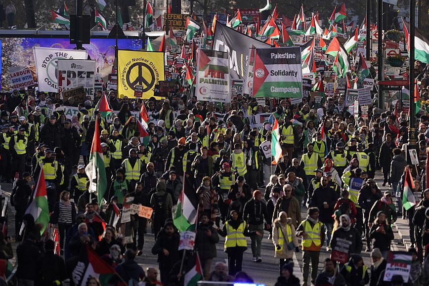 Δεκάδες χιλιάδες Βρετανοί διαδήλωσαν υπέρ των Παλαιστινίων στους δρόμους του Λονδίνου