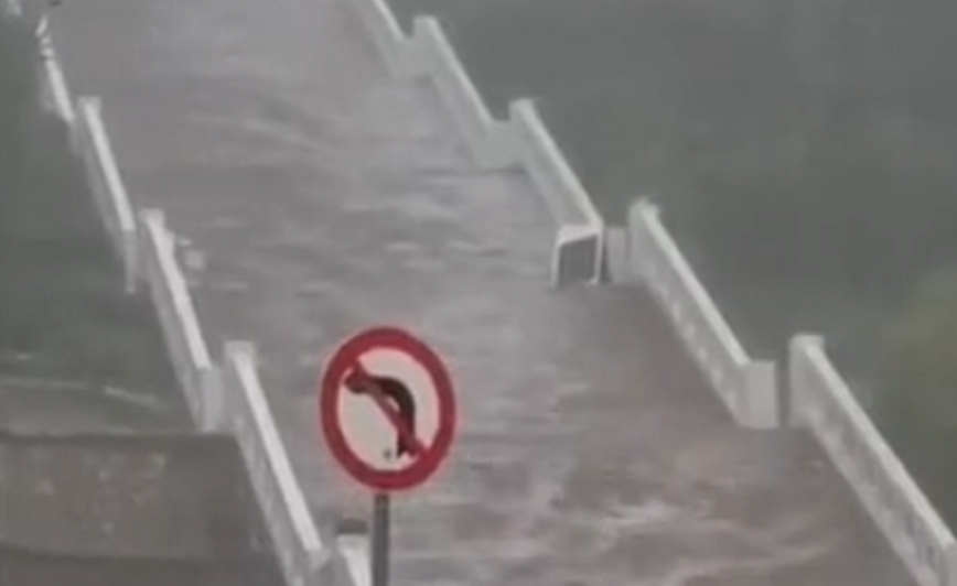 «Καταρράκτης» έγιναν οι σκάλες του Αγίου Νικολάου από την ισχυρή βροχή στην Πάτρα