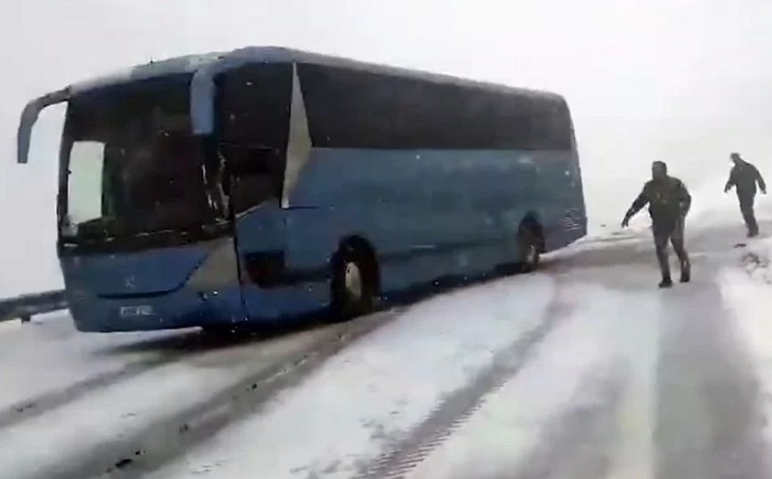 Καϊμακτσαλάν: Ολοκληρώθηκε ο απεγκλωβισμός 45 επιβατών που επέβαιναν σε λεωφορείο που ακινητοποιήθηκε στο χιονοδρομικό