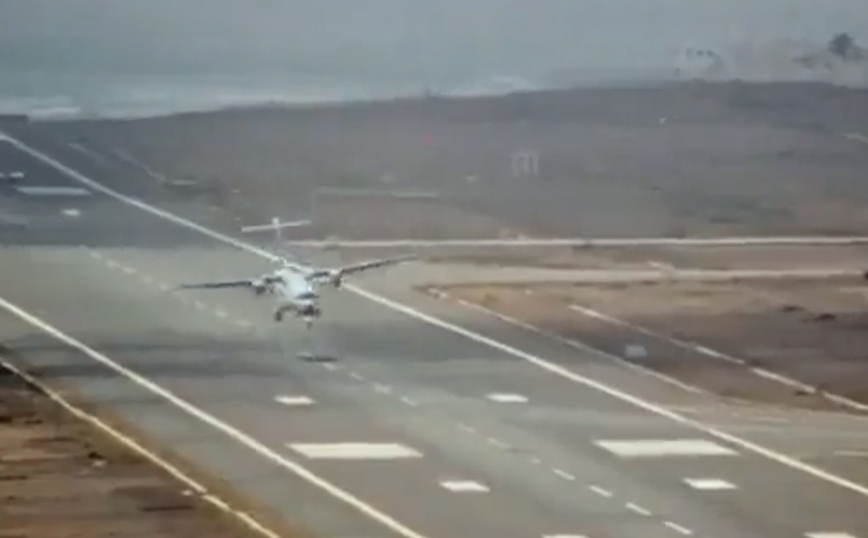 Η τρομακτική στιγμή που αεροσκάφος αναπηδά ανεξέλεγκτα στον διάδρομο προσγείωσης