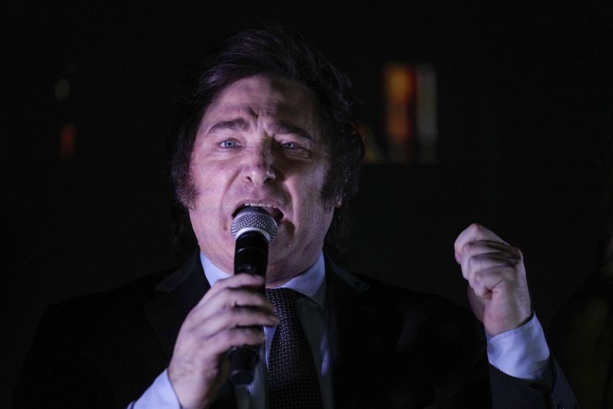 Ποιος είναι ο νέος πρόεδρος της Αργεντινής, Χαβιέρ Μιλέι – Ο οπαδός της «θεραπείας σοκ» που δεν θέλει καμία σχέση με «κομμουνιστές»