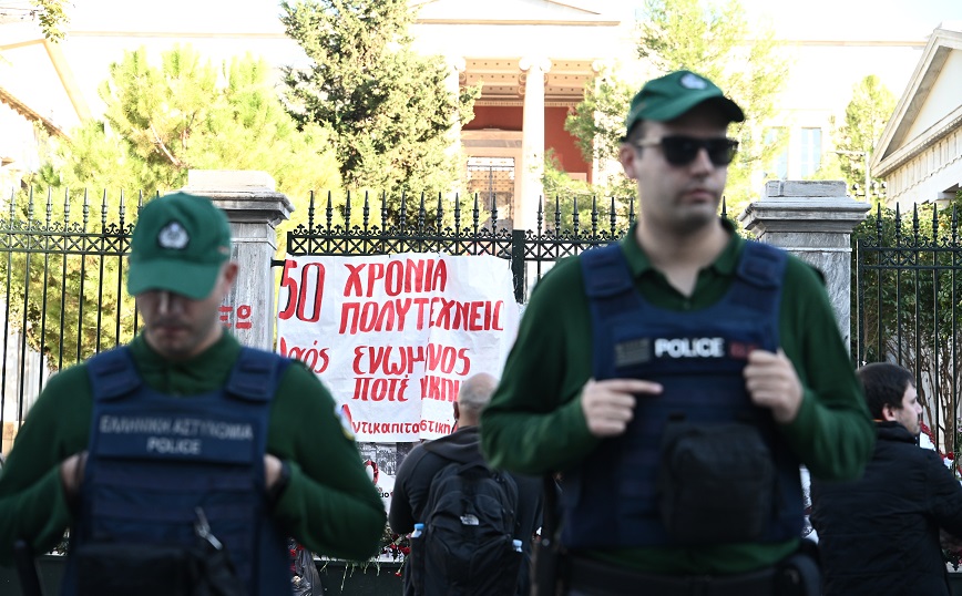 Επανεμφάνιση της Πανεπιστημιακής Αστυνομίας με βεραμάν παντελόνι και πράσινο φούτερ στο Πολυτεχνείο