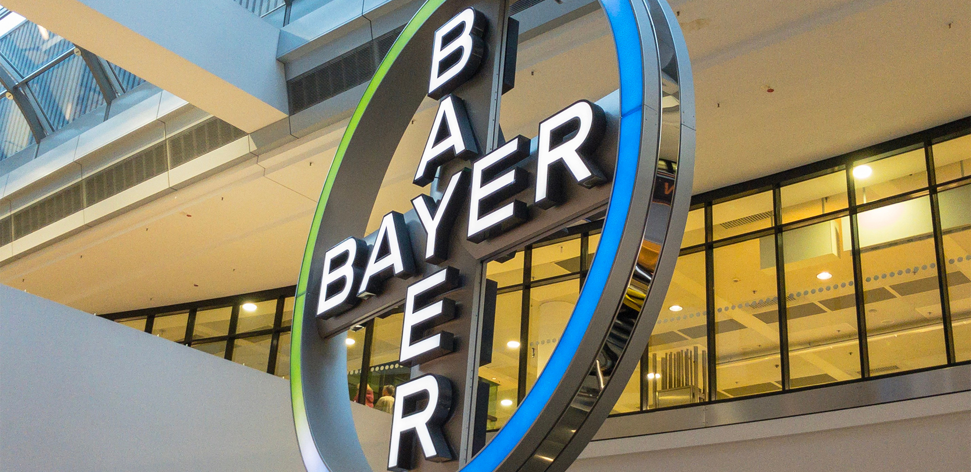 Πρόστιμο 1,5 δισεκατομμύρια δολάρια στη Bayer για τη γλυφοσάτη, λίγες ημέρες μετά την έγκρισή της από την ΕΕ