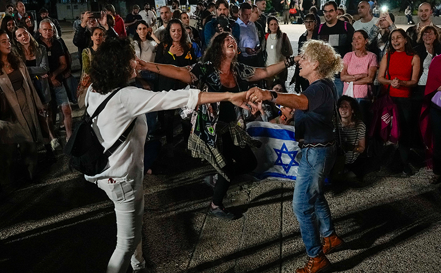 Γλέντι στο Τελ Αβίβ για την απελευθέρωση των ομήρων: Χορεύουν και ανεμίζουν σημαίες στο δρόμο